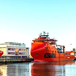Efter den framgångsrika sjösättningen av världens första metanoldrivna SOV, planerar Esvagt och Ørsted att fortsätta utveckla och implementera hållbara lösningar inom sjöfartssektorn. Beställningen av ett systerfartyg, som förväntas levereras 2026, är ett tecken på deras långsiktiga engagemang för grön teknologi och innovation. Foto: Esvagt