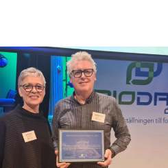 Ulrika Heie, ordförande Trafikutskottet delar ut biogasutmärkelsen till Martin & Servera. På plats för att motta priset var Håkan Ekmyr, Transportchef. Foto: Biodriv Öst