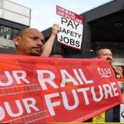 Bilden visar tågpersonal vid en tidigare tågstrejk i Storbritannien.Foto: Screenshot