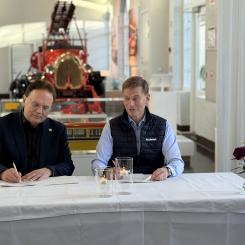 Martin Hellström, rektor för Mälardalens universitet och Christian Levin, vd och koncernchef för Scania och TRATON undertecknar avtalet. Foto: Mälardalens universitet