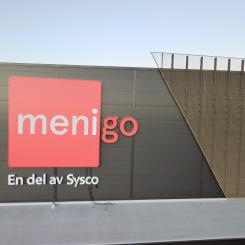 Menigos nya lageranläggning i Landvetter har byggts enligt genomgående mycket höga hållbarhetskrav och miljöcertifieras enligt BREEAM-SE nivå Excellent. Foto: Menigo