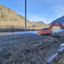 Grävmaskin i arbete längs Meråkerbanan. Foto: Bane NOR