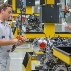 Produktion av en Mercedes-dieselmotor: Fabriken i Stuttgart tar bort vissa diesel- och plug-in-hybridmodeller från sitt sortiment. Foto: Mercedes-Benz