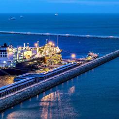Ett fartyg med flytande naturgas vid Świnoujście LNG-terminal i Polen. Foto: Wikipedia Common. Kredit: Maciej Margas - PGNiG