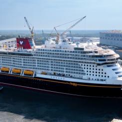 Kryssningsfartyget Disney Destiny, byggt vid Meyer Werft i Papenburg, bogseras längs Ems mot Eemshaven i Nederländerna i september 2025. Fartyget har cirka 1 250 hytter och plats för omkring 4 000 passagerare. Foto: Meyer Werft