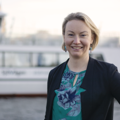Michaela Haga framför pendelbåt. Foto: Region Stockholm