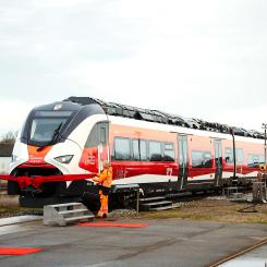 Enligt Siemens Mobility möjliggör detta drift utan koldioxidutsläpp under körning och med lägre ljudnivå än dieseltåg. Samtidigt är räckvidden begränsad, vilket gör systemen beroende av noggrant planerad trafik och tillgång till laddning. För regioner med längre avstånd eller tätare trafik kan lösningen därför få praktiska begränsningar. Foto: Siemens Mobility