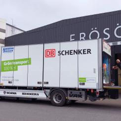 Under sportlovsveckorna levererar DB Schenker varor till restauranger, kaféer och offentliga verksamheter i Åre. Ellastbilen som sköter de klimatsmarta leveranserna laddas via en mobil laddenhet från Scania. Foto: Schenker