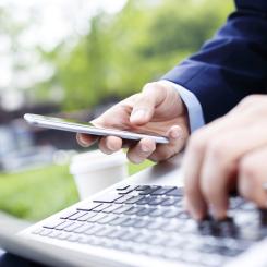 Att välja klimatsmarta alternativ när man handlar på nätet skiljer sig stort mellan både åldersgrupper och kön. Foto: nets