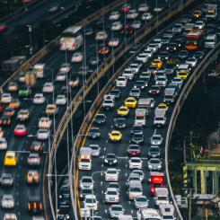 Svag personbilsmarknad under första halvåret medan tunga lastbilar växer starkt. Foto: tan kaninthanond/unsplash