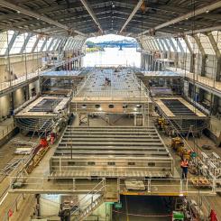 I de här stora hallarna i Hobart börjar arbetet med rederiets tre elektriska snabbfärjor att ta form. Foto: Molslinjen