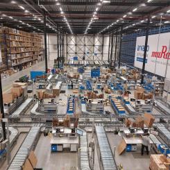 Den 9 000 kvadratmeter stora anläggningsytan med kundcentrerade logistiklösningar är drivna av avancerad automationskompetens. Foto: Arvato
