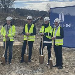 Vid spadarna fr v. i bild: Henrik Ljungdahl, vd MVB Väst, Fredrik Jagersjö Rosell, vd Panattoni Sverige, Helena Alterby Nordström, näringslivschef Härryda kommun och Mikael Johannison, vice ordförande kommunstyrelsen Härryda kommun. Foto: MVB