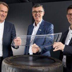 Från vänster till höger: Jeroen Verhoeven (Neste), Thomas Van De Velde (Borealis), Guido Naberfeld (Covestro) siktar på att tillverka nya bildelar av uttjänta däck. Foto: Covestro