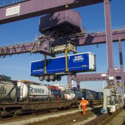 Intermodal transportsätt minskar miljöpåverkan från godstransporter. Järnvägstransporter säkerställer en nyttolastkapacitet som är 15 procent större än för vägtransporter och utgör ett betydande bidrag till minskningen av koldioxidutsläppen. Foto: Kombiverkehr AG