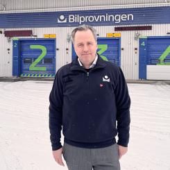 Niklas Stragne framför en av Bilprovningens stationer. Foto: Bilprovningen