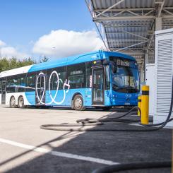 Den nya trafiken kommer att bedrivas med cirka 100 helt nya bussar, en mix av el- och biodieselbussar. Foto: Nobina