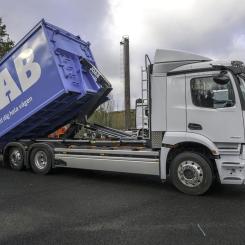 Nu är den första hel-elektriska lastväxlarbilen med Mercedes-Benz chassi i drift. Foto: Veho Import AB