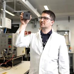 De nya bränslecellerna genererar elektricitet genom att kombinera vätgas med syre, där vatten bildas som biprodukt. Dr Quentin Meyer, som är senior forskare vid University of New South Wales i Sydney, Australien. Han är också ordförande för bränslecellsdivisionen inom International Association for Hydrogen Energy.
Foto: UNSW