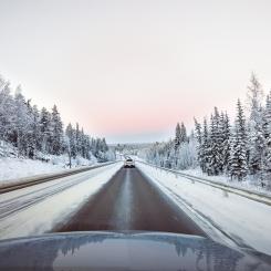 Reformen är en del av Sveriges genomförande av EU sociala klimatfond och syftar till att minska utsläppen från transportsektorn samtidigt som omställningen blir mer rättvis mellan olika delar av landet. Foto: shashidhar unsplash