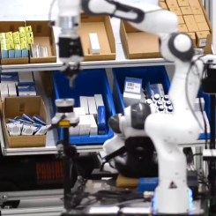 En ny typ av robotarm gör det möjligt för roboten att inte bara plocka upp och flytta saker, utan också kasta små föremål, som en påse skruvar, direkt till rätt plats. Foto: Örebro universitet