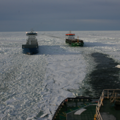 Här assisterar isbrytaren Frej fartyg in till hamn. Fotograf/Källa: Sjöfartsverket