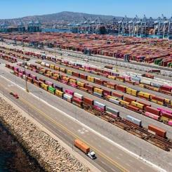 Intermodala transporter, i synnerhet de som kombinerar sjö- och landtransport, spelar en central roll i dagens logistik. Foto: Maersk