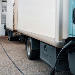 Laddning av tung lastbil vid terminal. Foto: juice/ unsplash
