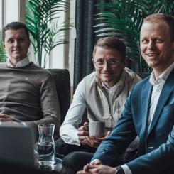 Svensk Fordonsladdnings grundare Robert Gärdeäng, Kenneth och Lennart Nilsson kommer att kvarstå som delägare och fortsätta i sina operativa roller och leda bolaget framåt. Foto: Svensk Fordonsladdning