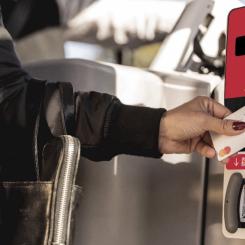 Östgötatrafiken lanserar kontaktlös biljetthantering på tåg. Foto: Telia