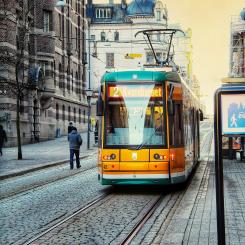 Spårvagn på linje 2 rullar genom Norrköping. Foto: malin strandvall/Unsplash