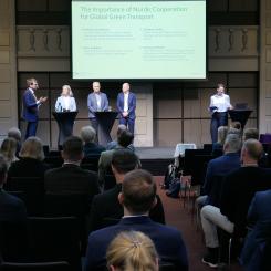Från vänster: Tommaso Selleri, expert på klimatförändringar, energi och transport vid Europeiska miljöbyrån, Anna Engblom, Chief Operating Officer och Senior Adviser vid Greater Copenhagen, Niels Buus Kristensen, medordförande för det danska rådet för klimatförändringar och senior ekonom vid det norska centret för transportforskning, och Sveinung Oftedal, Specialist Director vid Norges klimat- och miljödepartement och ordförande för IMO Intersessional Working Group on Reduction of GHG Emissions from Ships. Foto: Nordisk Energiforskning