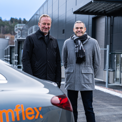 Nycklar till anläggningen överlämnades från fastighetsägaren Barings till Frédéric Soler, Managing Director Pmflex Group och Leif Hallén, Managing Director Pmflex Group Northern Europe AB. Foto: Pmflex