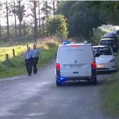Poliser skyndar till ett tåg som har spårat ur mellan Tinglev och Kliplev på Jylland i Danmark på grund av en kollision. Foto: DR