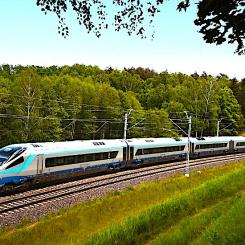 Polska järnvägsbolaget PKP Intercity meddelar stora förändringar i hösttidtabellen och lanserar nya förbindelser samt rekordkorta restider mellan större städer i Polen. Från och med den 1 september kan resenärerna räkna med snabbare och mer bekväma resor, tack vare mångåriga investeringar i modernisering av järnvägsinfrastrukturen och inköp av moderna tåg. Dessutom startar 7 dagliga tåg mellan Berlin och Warszawa från december 2025. Foto: PKP