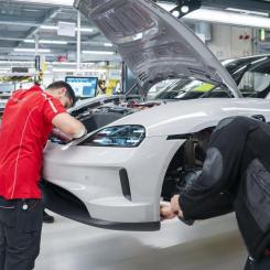 Porsche, liksom många andra europeiska biltillverkare, har satsat stort på elbilar de senaste åren. Förutom Taycan har företaget lanserat den helelektriska SUV-modellen Macan. Men trots dessa satsningar har elbilsförsäljningen fallit dramatiskt, både i Europa, USA och Kina. Porsche är därför tvunget att se över sina kostnadsstrukturer, vilket kan innebära stora förändringar för företaget. Foto: Porsche AG