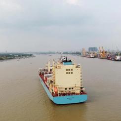 AP Møller-Mærsk, en dansk fraktjätte, har nyligen meddelat att man återupptar trafiken via Röda havet efter att en USA-ledd skyddsstyrka ska börja patrullera området. Men det finns osäkerhet om detta kommer att räcka för att bolagen ska våga återuppta sin vanliga trafik. Bilden visar ett av Maersks containerfartyg i Yangons hamn. Foto: Maersk