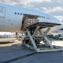 Beslutet kommer efter att amerikanska myndigheter meddelat att De Minimis-undantaget för import tas bort, vilket tidigare gjort det möjligt att skicka varor under 800 USD utan tullavgifter. Foto: Postnord