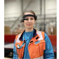 De smarta glasögonen kan skanna streckkoder på paket och ger omedelbar återkoppling om hur och var den skannade artikeln ska sorteras. Foto: Postnord