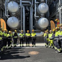 På bild är Peter Abrahamsson Chef Hållbar utveckling, Aad van Bedaf Raffinaderichef och Rickard Lycke Projektchef Synsat samt medarbetare inom Synsat projektet i Lysekil. Foto: Preem