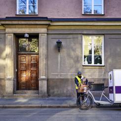 Det nytecknade avtalet innebär att MoveByBike kommer sköta Premos kvällsleveranser av e-handelspaket i centrala Stockholm. Foto: Premo