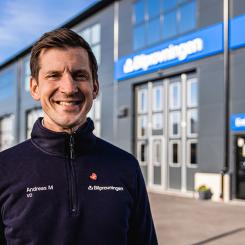 Vd Andreas Myhrman framför en av Bilprovningens stationer Foto: Bilprovningen