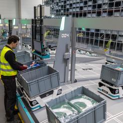 Det ny automationssystemet omfattar över 240 autonoma robotar som rör sig i tre dimensioner genom lagret – vågrätt och lodrätt upp till 12 meters höjd. Bild: Exotec