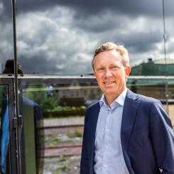 Världen behöver ställa om och det råder ingen tvekan om att elbilen spelar en viktig roll i den här utvecklingen, säger Johan Palmgren. Foto: PwC