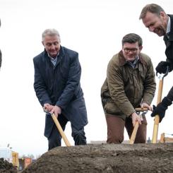 Ett symboliskt första spadtag togs av Jörgen Eriksson, VD för Catena, Johan Kallin, VD för Nowaste Logistics, Jan Björklund, vice ordförande i kommunstyrelsen i Helsingborg, och Alexander Svensson, ordförande i stadsbyggnadsnämnden i Helsingborgs stad. Foto: Catena
