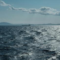 Genrebild på öppet hav med fartyg i fjärran. Foto: Giandomenico Pozzi/Unsplash