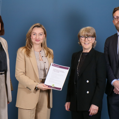 Förenklingsrådets ordföranden Kristina Alsér överlämnar rådets första förenklingsförslag till näringsminister Ebba Busch tillsammans med kanslichef Nils Fjelkegård och statssekreterare Sara Modig. Foto: Tillväxtverket