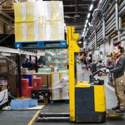 Den vanligaste orsaken till tillbud är att föraren tappar kontrollen över trucken så att den kolliderar eller välter. Foto: Arbetsmiljöverket