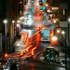 Kommuner ska kunna tillåta tung lastbilstrafik i bullerkänsliga tätorter om fordonen saknar förbränningsmotor. Foto: philip myrtorp/unsplash