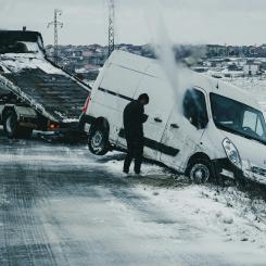 Ett vanligt sätt att bärga skadade fordon är att lyfta ena hjulparet med en bärgningsbil medan det andra rullar fritt mot vägbanan. Foto: Regeringen höjer hastighetsbegränsningen för bärgningsboggi/Unsplash